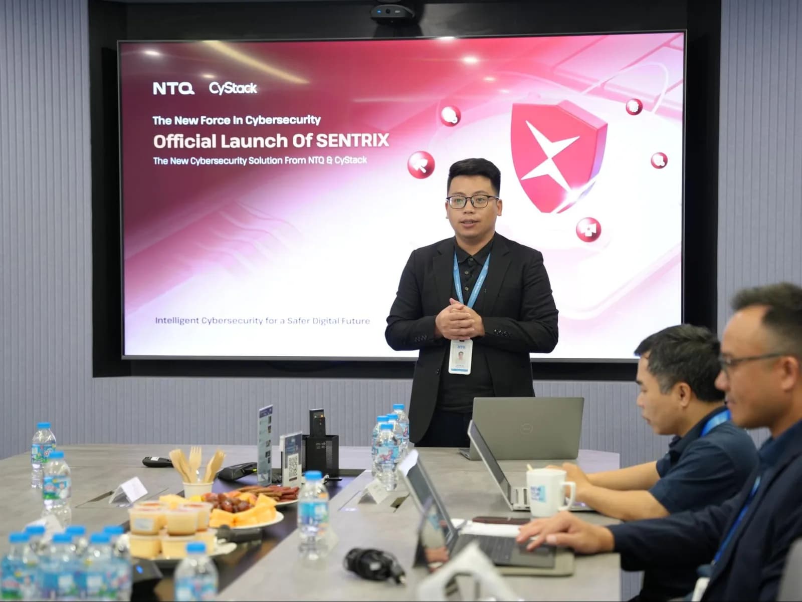 Đại diện NTQ phát biểu trước màn hình công bố liên doanh Sentrix giữa NTQ và CyStack