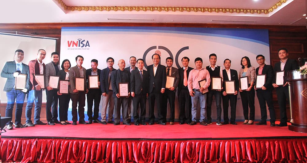 CyStack và các hội viên nhận giấy chứng nhận trở thành hội viên chính thức của VNISA.